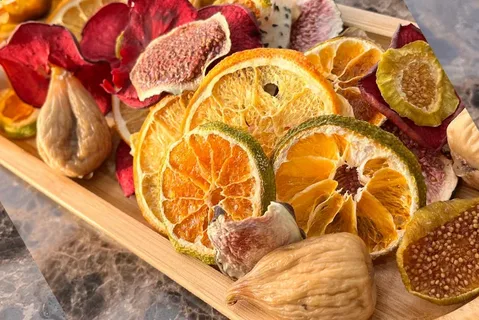 تصویر 1 از میوه خشک مخلوط طبیعی با تکه های سالم و دست نخورده میوه